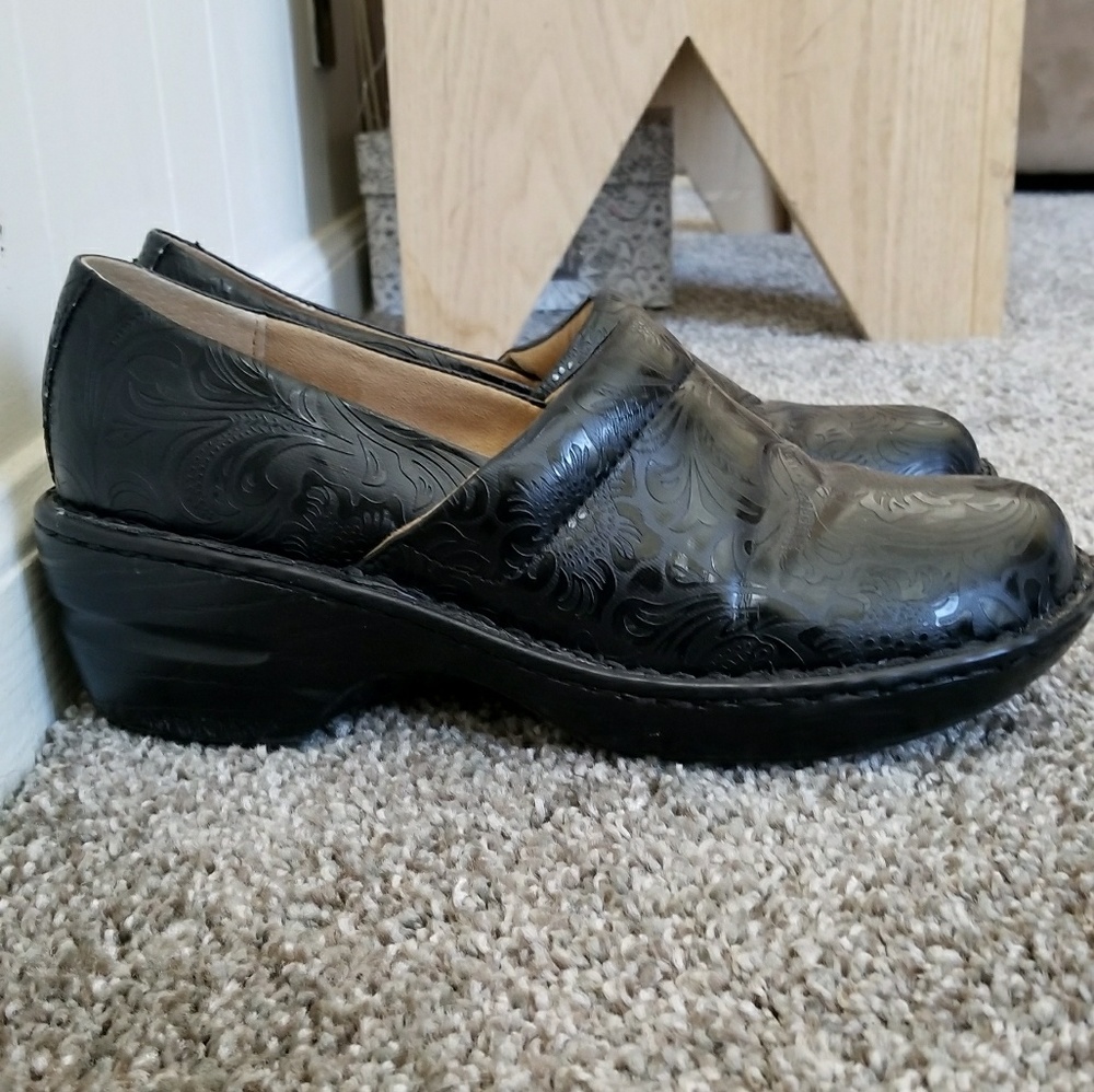 Black patterned shoes